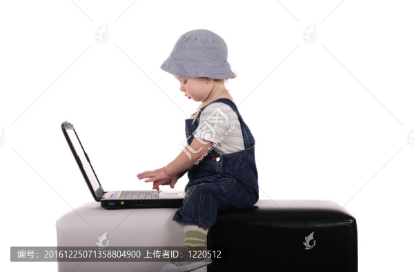 帶筆記本電腦的小男孩