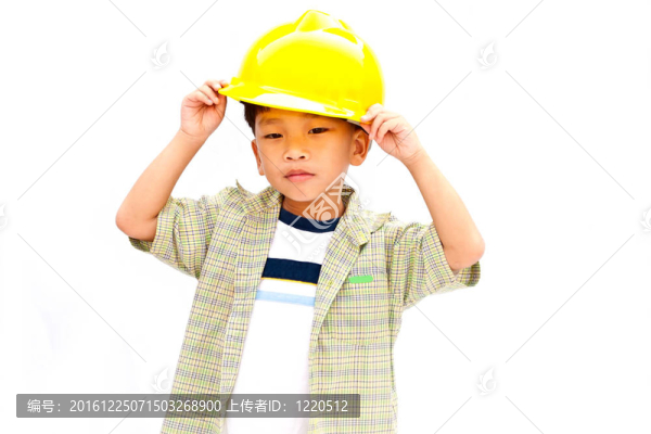 白色背景上戴著黃色頭盔的孩子