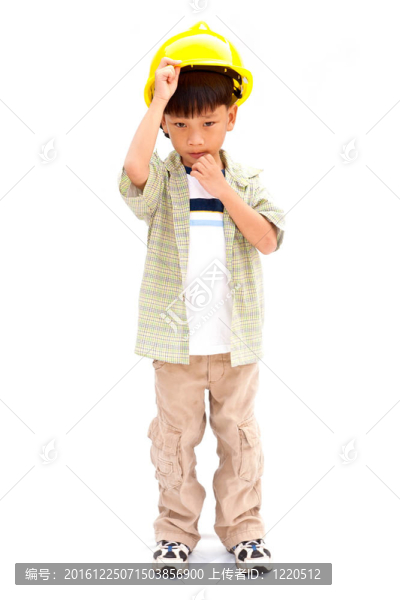 白色背景上戴著黃色頭盔的孩子