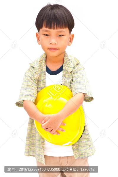 白色背景上戴著黃色頭盔的孩子