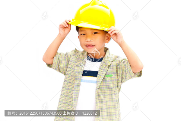 白色背景上戴著黃色頭盔的孩子