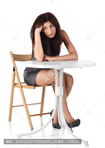坐在椅子上的女孩