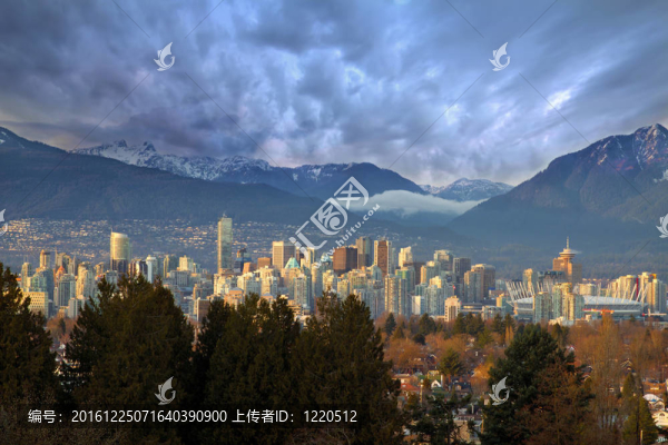 溫哥華卑詩市天際線與山