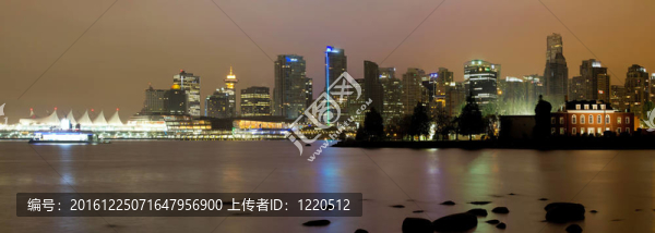 溫哥華卑詩市天際線在夜間