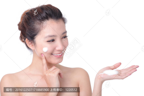 女人用潔面泡沫洗她的臉