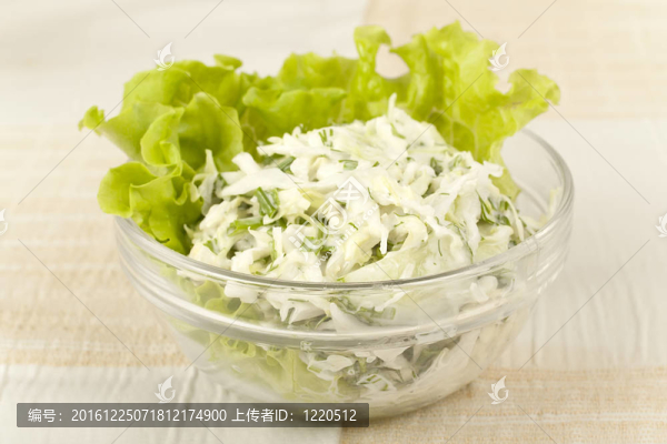 黃瓜和沙拉醬早甘藍(lán)沙拉