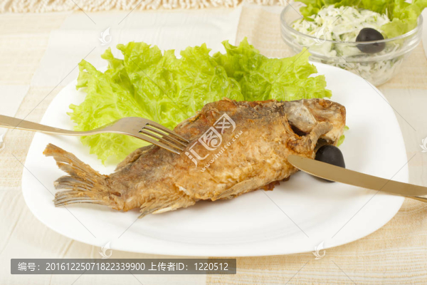 魚炒鯉魚和早熟白菜沙拉