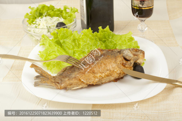 魚炒鯉魚和早熟白菜沙拉