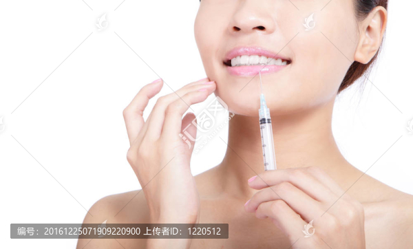 女人接受注射肉毒桿菌的嘴唇