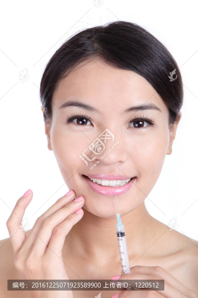 女人的微笑接受注射在她的唇
