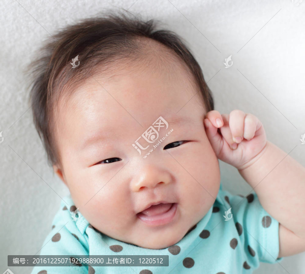 微笑面對(duì)一個(gè)可愛的嬰兒
