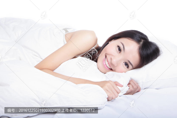 女人微笑的臉靠近躺在床上