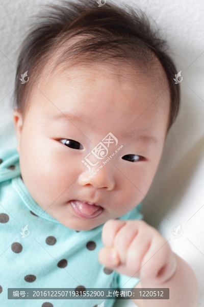 有趣的嬰兒微笑的臉與可愛的舌頭