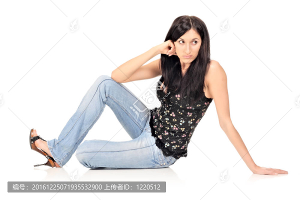 坐在地板上的女孩