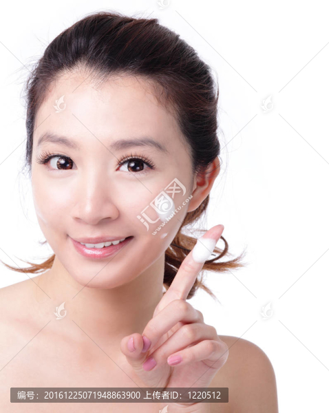 女人用手在泡沫上洗她的臉