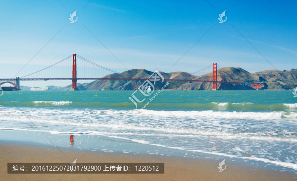 在美麗的藍色海洋三藩金門大橋
