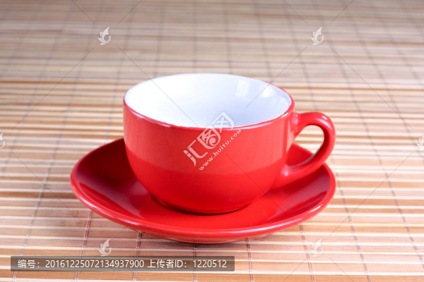 空紅色杯子在盤子里