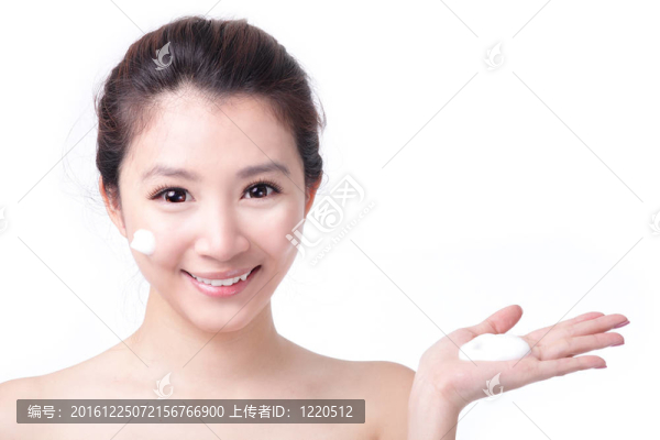 女人用手洗泡沫