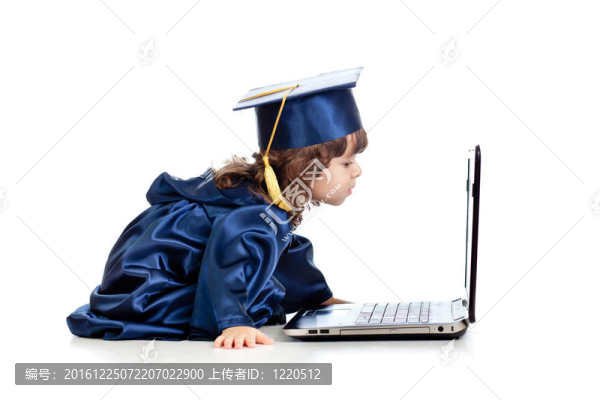 有趣的孩子在院士服裝使用筆記本電腦