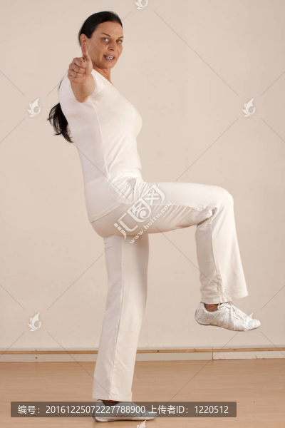 積極鍛煉的婦女