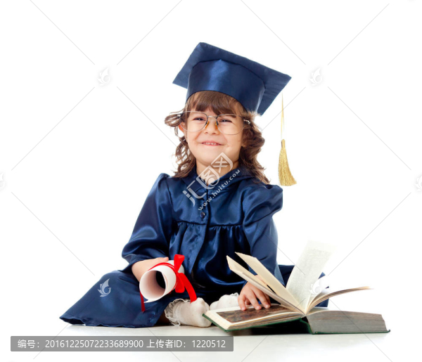 小女孩在院士衣服與輥和書