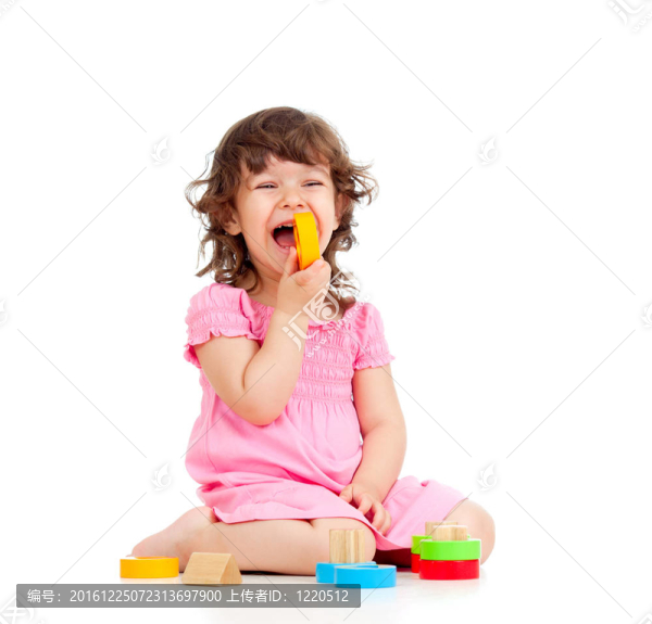 五顏六色的玩具玩有趣的孩子；在這分離