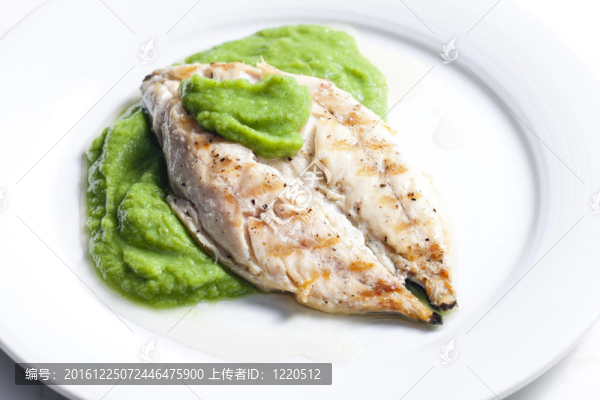 用豌豆泥和羅勒烤鯖魚(yú)