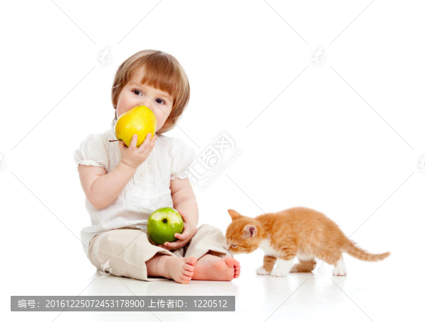 孩子與小貓和健康食品蘋果
