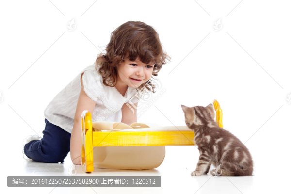卷曲的小女孩玩小貓作為母親與嬰兒