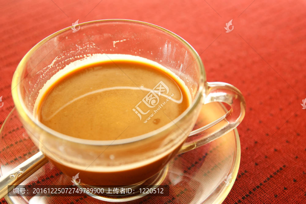 桌上的一杯咖啡。