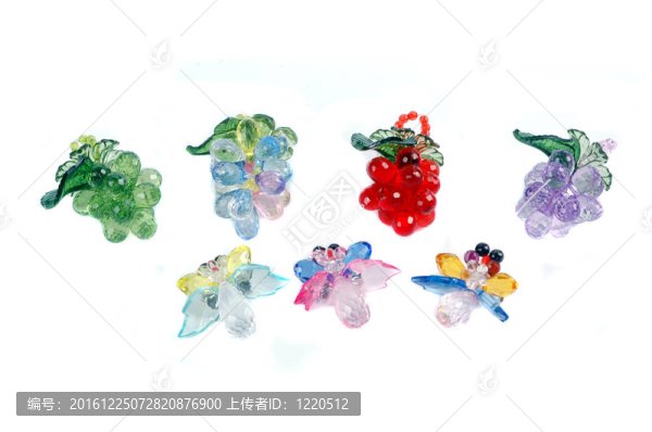 一個手工串珠水晶胸針