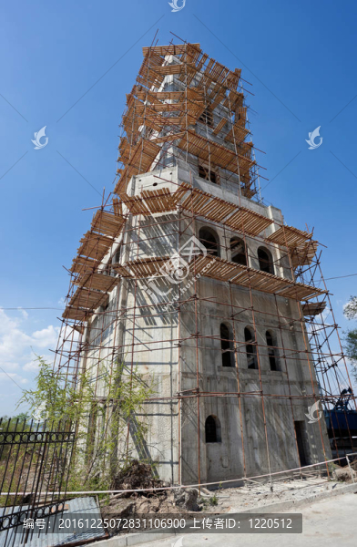 在藍(lán)天背景下建造的塔樓