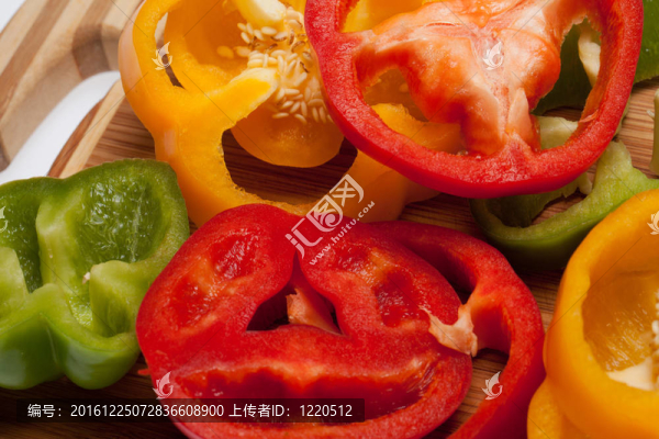 紅的；黃綠色的青椒