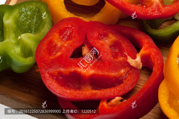 紅的；黃綠色的青椒