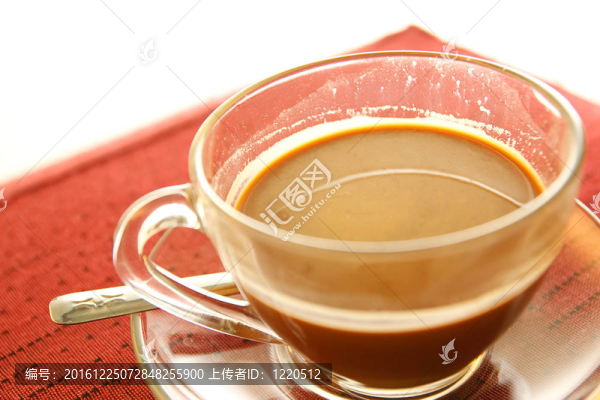 桌上的一杯咖啡。