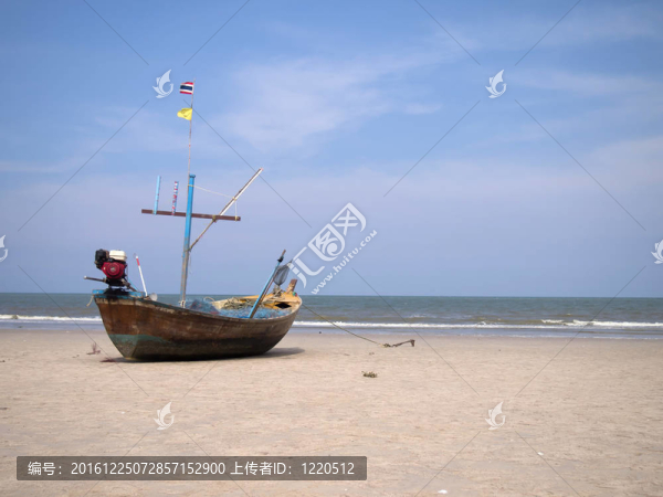 老漁夫在海灘上劃船