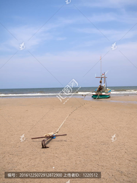 停泊在海灘上的漁船