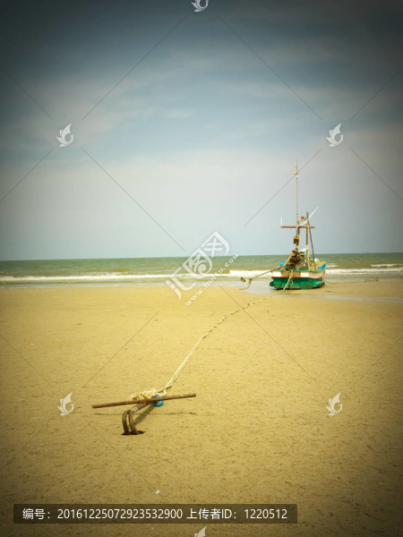 停泊在海灘上的漁船