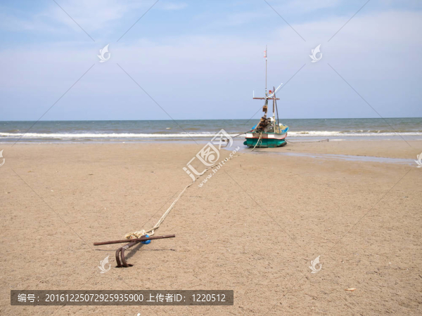 停泊在海灘上的漁船