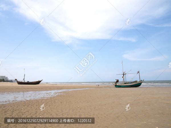 海灘上的老漁夫船