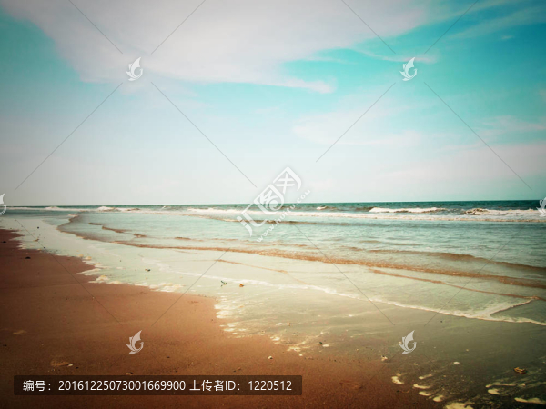 海灘和多云的天空