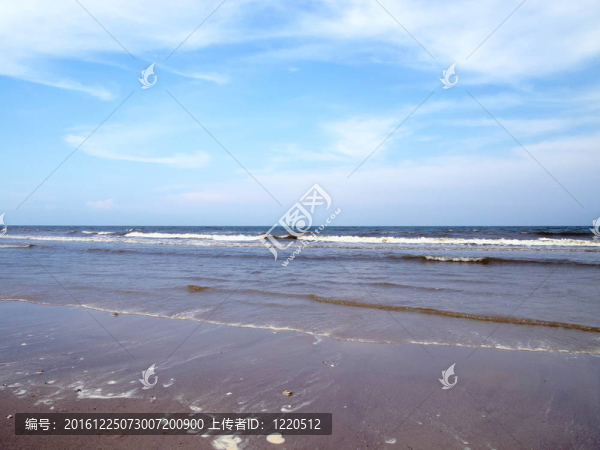 海灘和多云的天空