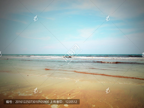 海灘和多云的天空