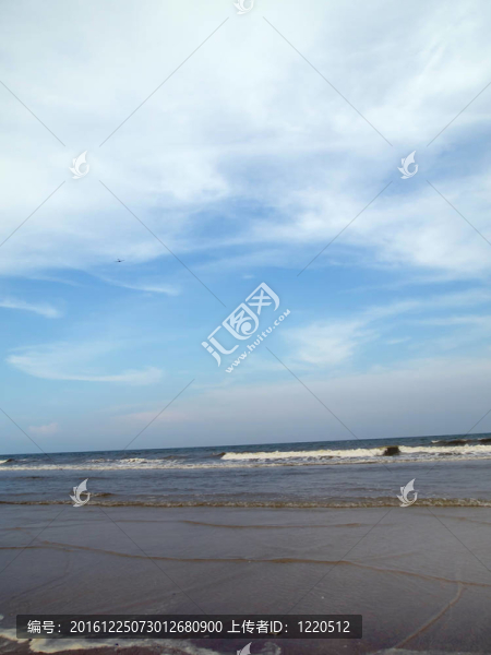 海灘和多云的天空