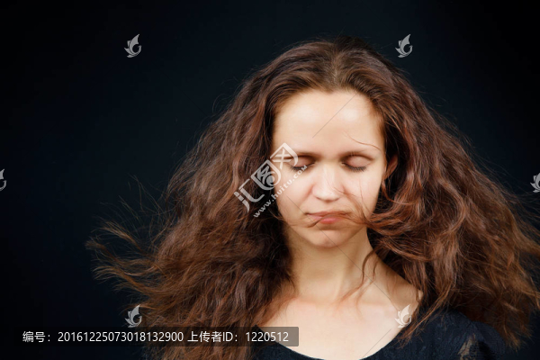 迷人的女孩閉著眼睛