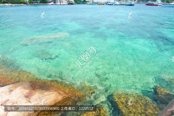 碧綠的水