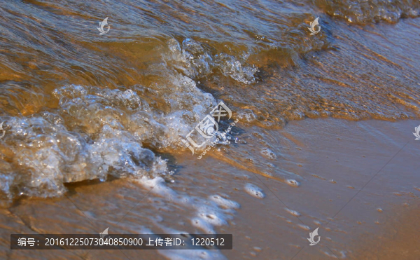 海浪在沙灘上