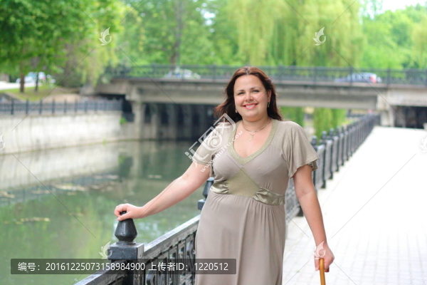 年輕豐滿的女孩在公園散步