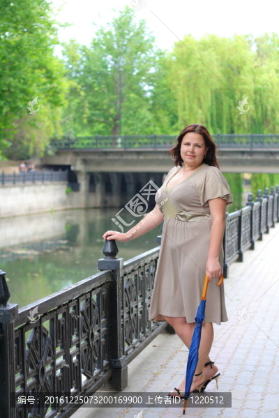 年輕豐滿的女孩在公園散步