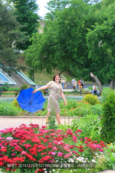年輕豐滿的女孩在公園散步